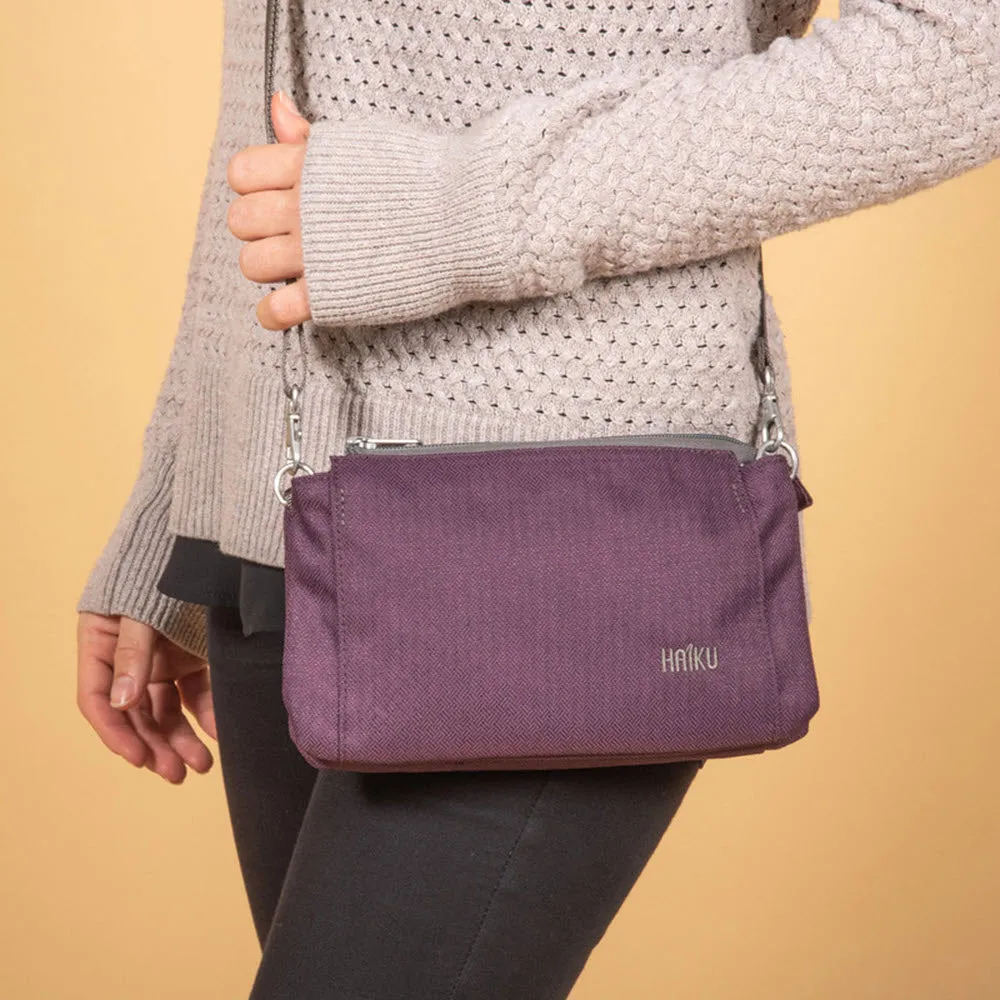 HAIKU STRIDE WRISTLET/CROSSBODY BAG BLACKBERRY